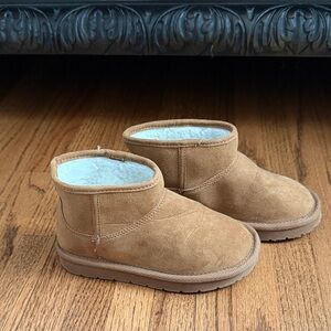 Gap Kids Tan Suede Ankle Boots (Ugg style)
